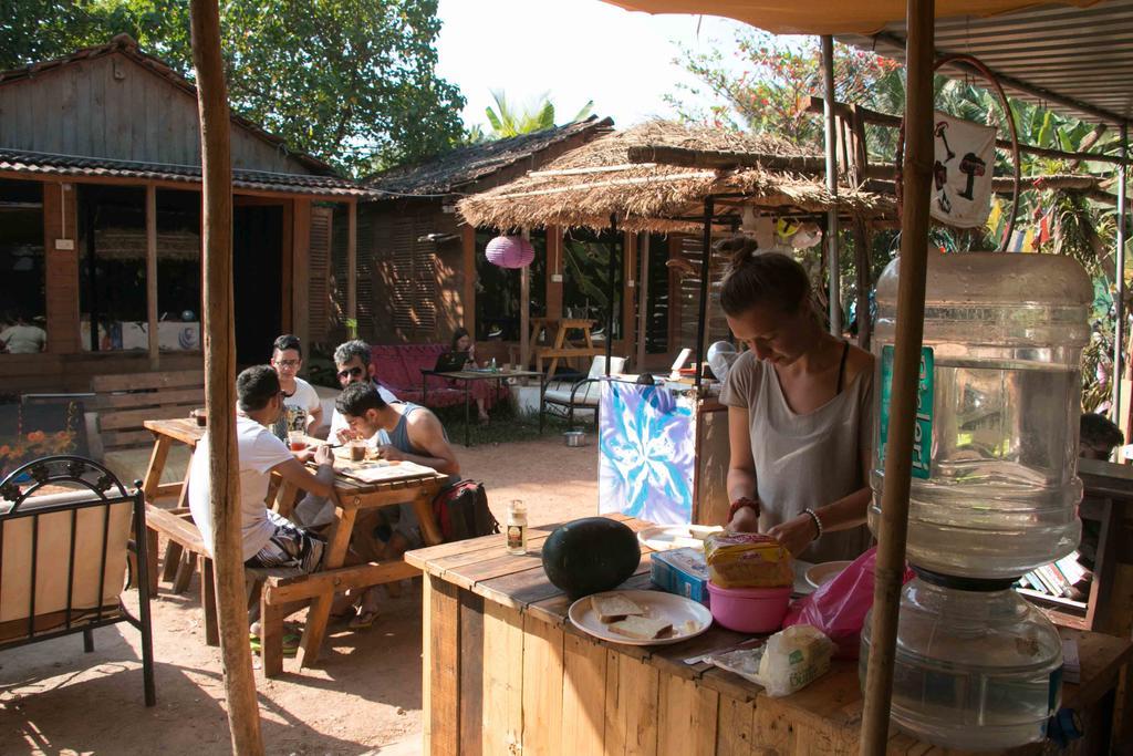 Wonderland Hostel Анжуна Экстерьер фото
