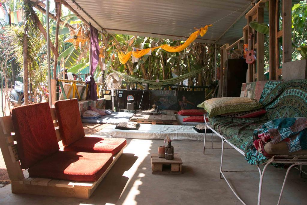 Wonderland Hostel Анжуна Экстерьер фото