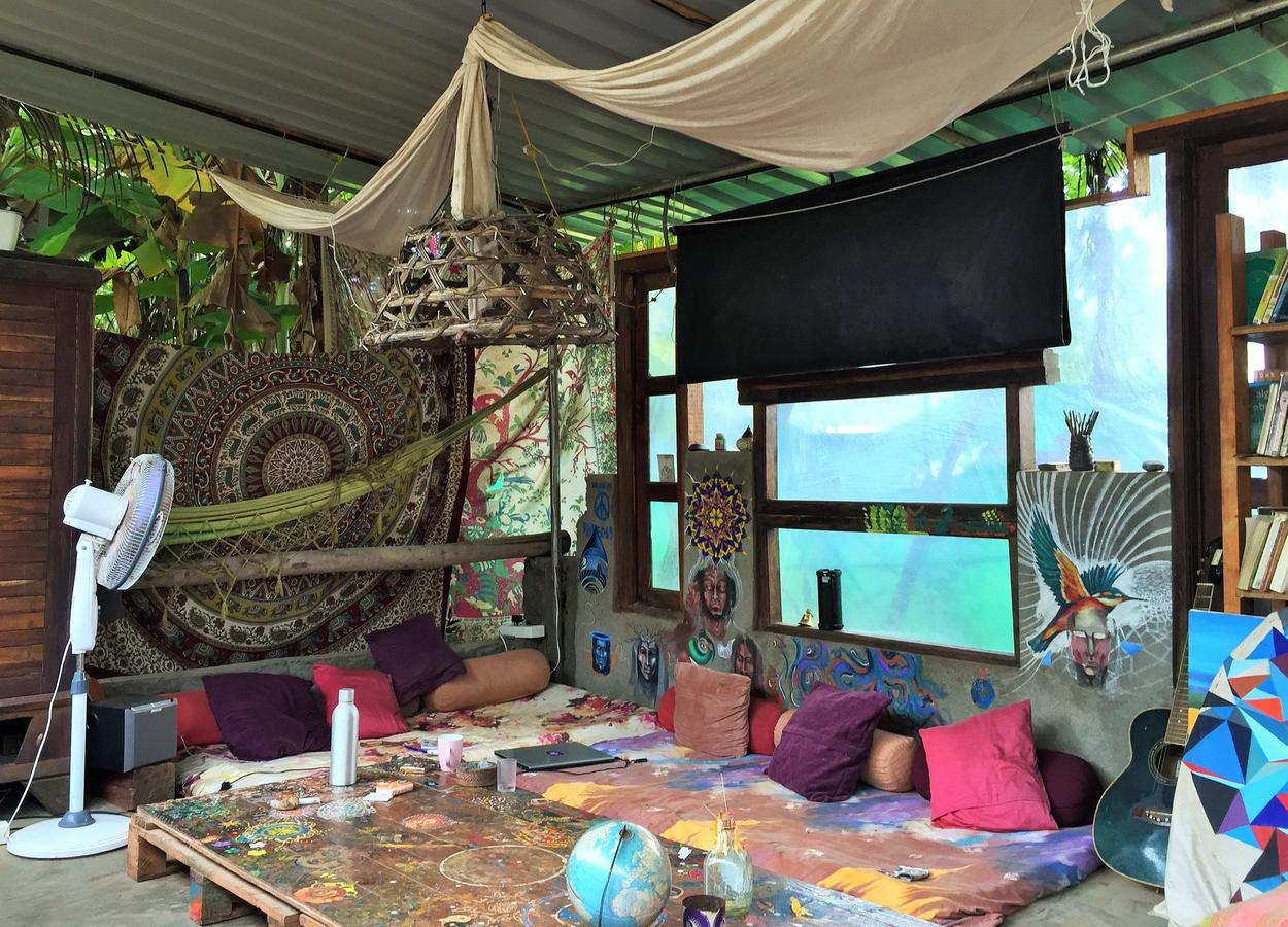 Wonderland Hostel Анжуна Экстерьер фото