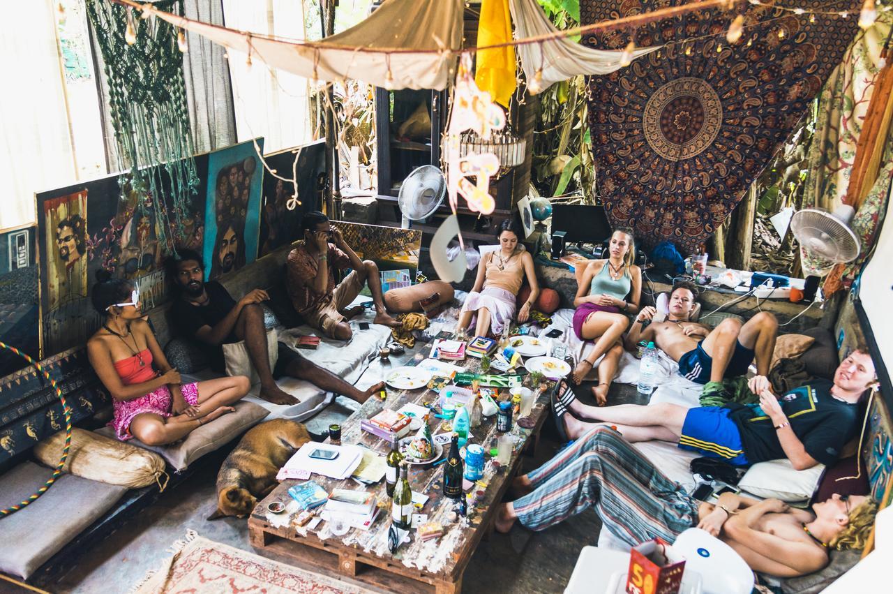 Wonderland Hostel Анжуна Экстерьер фото