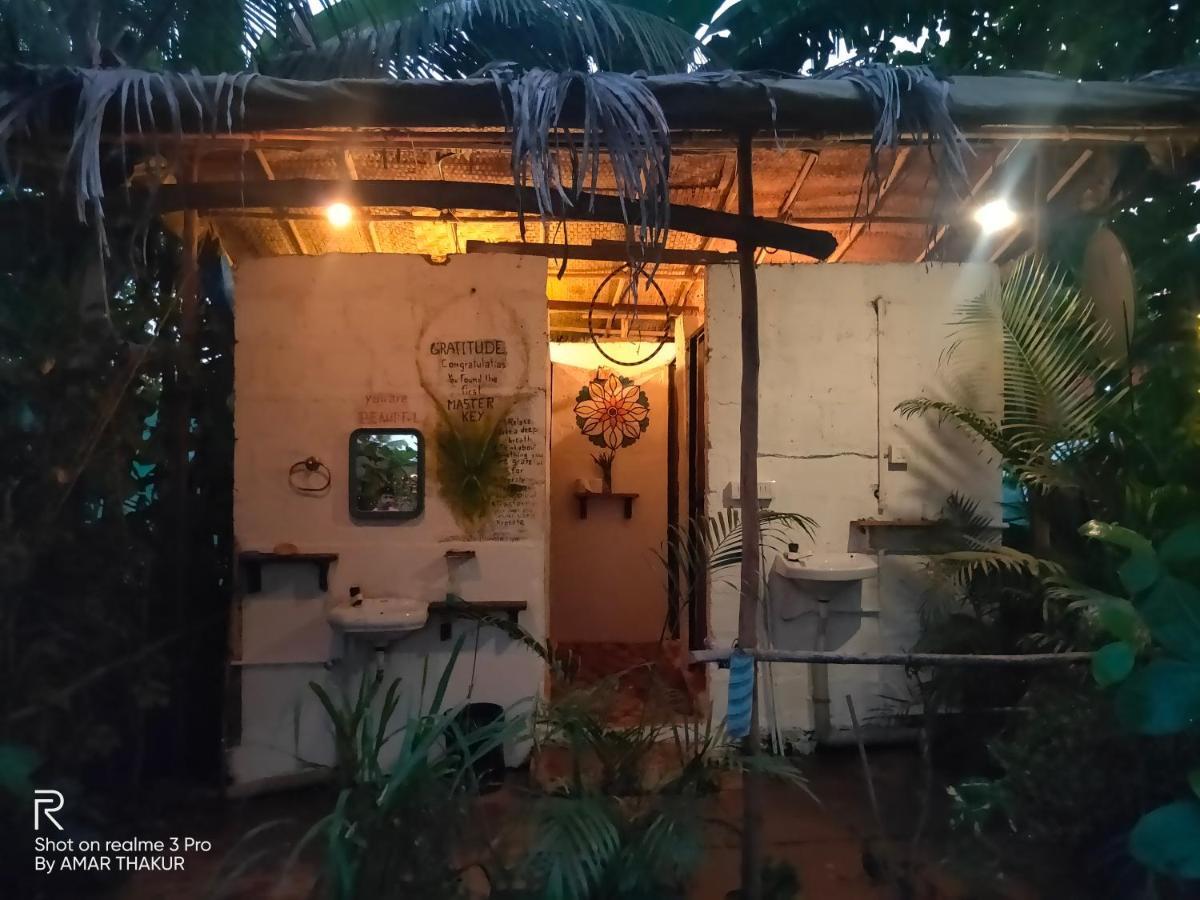 Wonderland Hostel Анжуна Экстерьер фото